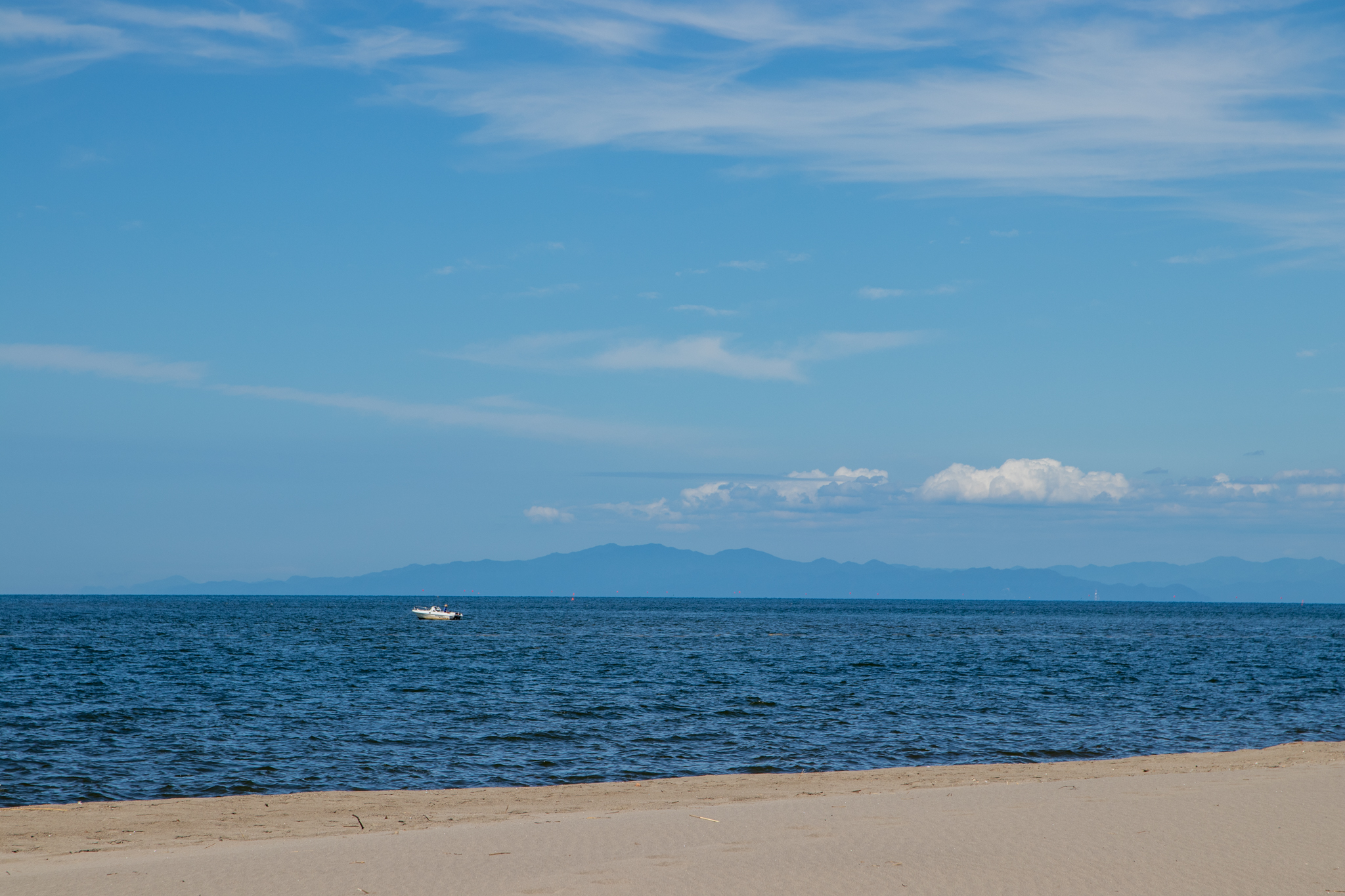 南浜海岸から望む青い海と空